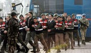 Die angeklagten Soldaten werden zum Gerichtshaus in Mugla geführt.Bild: Bulent Kilic/AFP (Mugla, 20. Februar 2017)