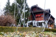 Soll abgerissen und auf der anderen Seite der Bahnlinie wieder aufgebaut werden: Das alte Bründlerhaus an der Luzernerstrasse 45. (Bild: Stefan Kaiser / Neue ZZ)