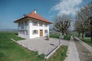 Das 1820 erbaute Waschhaus Castelen nach der Renovation – und davor (unten). (Bilder: Pius Amrein (Alberswil, 6. April))