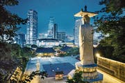 Tradition neben Moderne: In Südkoreas Hauptstadt Seoul stossen Gegensätze aufeinander, im Vordergrund der Bongeunsa-Tempel. (Bild: Leo Patrizi/Getty (Seoul, 9. Juni 2016))