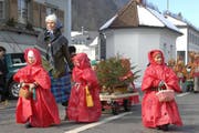 Wetterfest verpackt zeigten sich diese kleinen Umzugsteilnehmer in Dallenwil. (Bild Richard Greuter/Neue NZ)