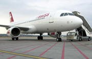 Ein Flugzeug der Swiss beim Flughafen Basel. (Archivbild Peter Appius/Neue LZ)
