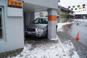 Der Automobilist «parkierte» sein Auto unmittelbar vor einem Hauseingang. (Bild: Zuger Polizei)