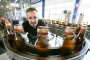 Maschinenführer Paul Mehr kontrolliert in der Diwisa-Fabrik in Willisau Flaschenverschlüsse. (Bild Philipp Schmidli/Neue LZ)