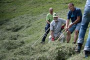 Wildheuen mit Peter Keller am 16. Juli 2017 Plangge Chellen beim Stanserhorn. Im Bild mit Hut Thomas Weibel. (Bild: Corinne Glanzmann, 16. Juli 2017)