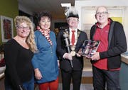 Die Fotografin Zaboo (von links), Räbemutter Morena Andermatt, Räbevater Pirmin I. Andermatt und der Fotograf Christian Herbert Hildebrand präsentierten gestern Abend das Fotobuch über die Fasnacht 2017. (Bild: Werner Schelbert (Baar, 10. November 2017))