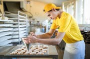 Joshuan Brenner (16) absolviert das erste Lehrjahr bei der Bäckerei Brunner in Dierikon. (Bild Philipp Schmidli)