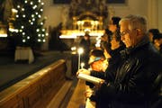 Weihnachtsstimmung in einer Kirche: Nach wie vor freuen sich Jung und Alt daran. (Bild pd)