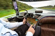 Dieser «Future Truck 2025» von Mercedes existiert erst als Prototyp, denn das Lenkrad loslassen, ist gemäss heutiger Gesetzeslage verboten. (Bild: PD/Daimler AG)