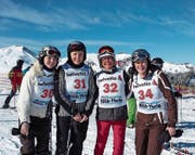 Die CVP-Frauen warten auf das Rennen: Von links lachen Laura Dittli, Monika Barmet, Iris Hess und Barbara Häseli in die Kamera. (Bild: Laura Dittli (18. Februar 2017))