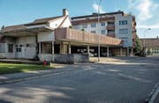 Das verwaiste Schlachthaus (links) soll einer Überbauung weichen.Bild: Nadia Schärli (Schötz, 14. März 2017)