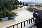 Das Hochwasser von Reuss und Kleiner Emme richtete 2005 in Emmen grosse Schäden an. Blick von der Hochdorferstrasse auf die überflutete Strasse, die zum Emmen-Center führt; im Hintergrund die Seetalstrasse. (Archivbild Neue LZ)