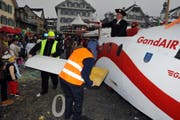 Die Gand-Air musste beim Dorfplatz einen Flügel abmontieren (Bild: Markus von Rotz / Neue NZ)