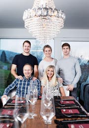 Familie Martschini beim gedeckten Esstisch: Die Eltern Peter und Yvonne mit den beiden Söhnen Luca (links) und Lino mit seiner Frau Cynthia. (Bild: Stefan Kaiser (Root, 8. Dezember 2017))