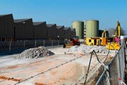 Beginn einer neuen Ära: Die V-Zug reisst ihre alten Öltanks ab. Es ist der Startschuss für ein langjähriges Bauprojekt. (Bild Stefan Kaiser)
