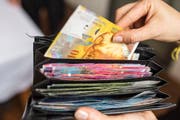 Oftmals finden sich auf Banknoten Spuren von Drogen. (Symbolbild Keystone)