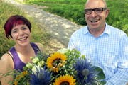 Hanns Fricker, Geschäftsführer der Tiermeldezentrale in Hergiswil, konnte im Juli Melanie Korn vom Tierheim Böhler in Schöftland als 10 000. Helferin begrüssen. Inzwischen sind es bereits 11 000. (Bild: PD)