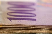 Die Banken wurden angewiesen, mehrere 10'000 Franken an ausländische Geldinstitute zu überweisen. (Bild: Keystone/Gaetan Bally)