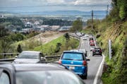 Die Renggstrasse (zwischen Kriens und Blatten) soll ausgebaut werden. Auf dem Bild zu sehen ist ein Teilabschnitt der Renggstrasse. Das Bild entstand am Dienstag, 26. April 2016. (Pius Amrein / Neue LZ) Strasse, Verkehr, Auto, Fahrzeuge (Bild: Pius Amrein (Kriens, 26. April 2016))