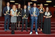 Die Gewinner der «Indoorsports»-Gala in Bern. Marco Lehmann von Swiss Central Basket (hinten Mitte) und Handballerin Sybille Scherrer vom LK Zug (rechts) wurden als «Topscorer» ausgezeichnet. (Bild: PD/Die Mobiliar/JANESKI ROMEL)