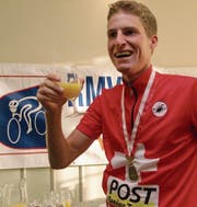 Das nächste Rennen im Kopf: An der Feier seines ersten Schweizer-Meister-Titels prostet der 22-jährige Martin Elmiger den Gratulanten mit Orangensaft zu. Es ist nach eigenen Angaben der schönste Sieg seiner Karriere. (Bild: Alexandra Wey (Cham, 1. Juli 2001))