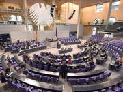 Emissionen reduzieren: Der deutsche Bundestag will für seinen Fahrdienst auf Elektroautos umsteigen. (Archiv) (Bild: KEYSTONE/EPA DPA/RAINER JENSEN)