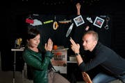 Der Schreibstift ist ihre Waffe: In ihrem kleinen Theater an der St.-Oswalds-Gasse 11 in Zug haben Judith Stadlin und Michael van Orsouw bereits Vorbereitungen getroffen für die szenische Lesung aus «Rötelsterben». (Bild: Nadia Schärli / Neue LZ)