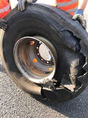Der kaputte Reifen des Pneukrans. (Bild: Luzerner Polizei)