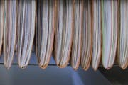 Beim Ausfüllen von amtlichen Dokumenten und der oft damit einhergehenden Papierflut soll neu eine Büro-Spitex helfen. (Symbolbild / Keystone / Gaetan Bally)