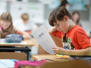 Die Kinder der Zürcher Volksschule werden weiterhin Französisch und Englisch auf der Primarstufe lernen. Das Stimmvolk lehnte die Initiative der Lehrerverbände für nur eine Fremdsprache auf dieser Stufe ab. (Bild: KEYSTONE/GAETAN BALLY)