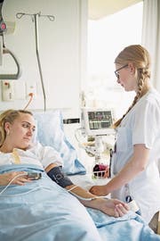 Eine Pflegefachfrau überwacht eine Patientin. Symbolbild: Corinne Glanzmann (Wolhusen, 27. April 2017)