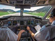 Blick ins Cockpit einer Maschine bei der Landung auf dem Flughafen Lugano-Agno. (Bild: Samuel Golay/Keystone (20. März 2015))