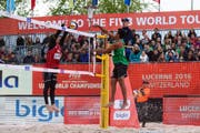 Josue Gaston Gaxiola Leyva (rechts) aus Mexiko attackiert den Schweizer Block. (Bild: FIVB)