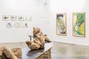 Von Holzskulpturen bis zu gemalten Ferienerlebnissen reicht die Palette von Bruno Murers Ausstellung in der Kunsthalle. (Bild: Kilian Bannwart/PD)