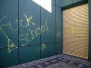 Die Vandalen verschmierten diverse Gebäude. (Bild: Kapo Uri (Altdorf, 5. Mai 2017))