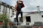 Der Unterhaltungskünstler Johnny Burn (36) auf der Terrasse seines Ateliers an der Moosstrasse in Luzern. Er freut sich über den Erfolg seines neuen Programms. (Bild: Nadia Schärli / Neue LZ)