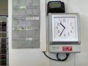 Jeden Tag zur selben Zeit Ein- und Ausstempeln ist nicht mehr zeitgemäss, findet die zuständige Nationalratskommission. Sie wünscht sich deshalb flexiblere Arbeitszeiten. (Symbolbild) (Bild: Keystone/GAETAN BALLY)