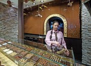 In der Confiserie Bachmann am Schwanenplatz werden Kunden von einer Wand verzückt, an der flüssige Schokolade herunterrinnt. (Bild Pius Amrein)