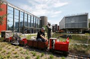 Die Gartenbahn fährt neu mit einem Rollstuhl-Wagon. (Bild: Photopress / Alexandra Wey)