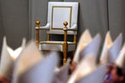 Papst-Thron: Wer wird Nachfolger von Benedikt XVI? (Bild: Keystone)