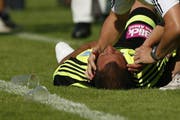 Saison 2009/10 im Gersag-Stadion: Der damalige GC-Verteidiger Enzo Ruiz wird von einem Bierbecher getroffen. (Bild: Archiv Keystone)