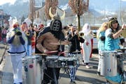 Die Gallier von «Hüdä Hädä» ziehen lautstark durch Stansstad. (Bild Martin Uebelhart)