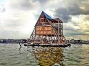 Das schwimmende dreieckige Holzhaus des Nigerianers Kunlé Adeyemi gehört zu den Attraktionen der Biennale. (Bild: PD)