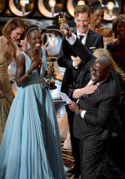 Überschäumende Freude bei Lupita Nyong’o (links) und Steve McQueen (rechts) über die Preise für «12 Years a Slave». (Bilder Keystone)