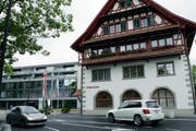 Bei den Gemeinderatswahlen am 7.Oktober wird entschieden, wer im Baarer Rathaus in das Büro des zurücktretenden Andy Hotz einziehen darf. Bis jetzt ist nur bekannt, dass Walter Lipp (CVP) für das Gemeindepräsidium antreten will. (Bild: Werner Schelbert (ZZ) (Neue Zuger Zeitung))
