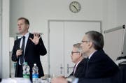 Benno Fuchs (links), Direktor des Luzerner Kantonsspital, hält nichts von der Einbindung des Spitals in den Luzerner Finanzhaushalt. Auch im Bild: Beat Villiger, Präsident Spitalrat und Guido Graf, Regierungsrat (von rechts). (Bild: Pius Amrein / Neue LZ)