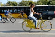 Die Stadt Luzern erhält einen Preis für ihre velofreundlichen Kampagnen. Auf dem Bild: Velofahrer beim Schweizerhof. (Bild Eveline Beerkircher)