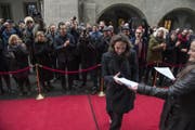 Mit Blitzlichtgewitter wurden die Parlamentarier (hier Lisa Zanolla, SVP) vor dem Regierungsgebäude empfangen. (Bild: Dominik Wunderli (Luzern, 4. Dezember 2017))