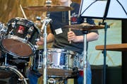 Welche Rolle spielt das Schlagzeug für den Groove eines Songs? Forscher der Hochschule Luzern gehen dieser Frage in einem Projekt auf den Grund. (Archivbild Boris Bürgisser)