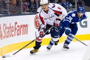 Alexander Owetschkin (links) im Spiel gegen Toronto Maple Leafs Carl Gunnarsson (rechts). (Bild: Keystone)
